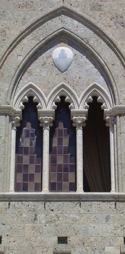 Rocca dei Salimbeni, Triple-arched window